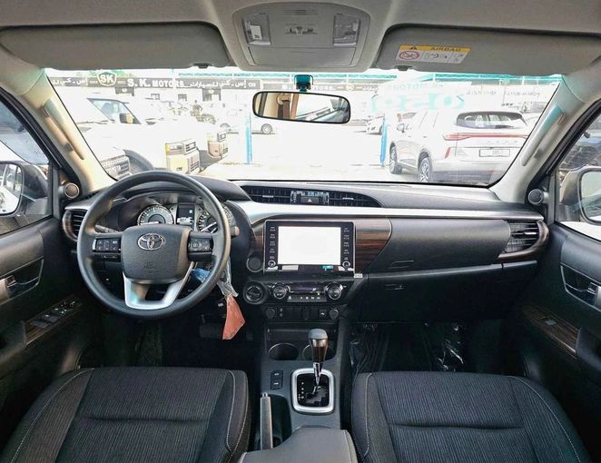 Новый Toyota Hilux VIII Рестайлинг, 2.4 л, 2025 в Дубае от SK Motors Белый цвет. GCC | AUTO.AE