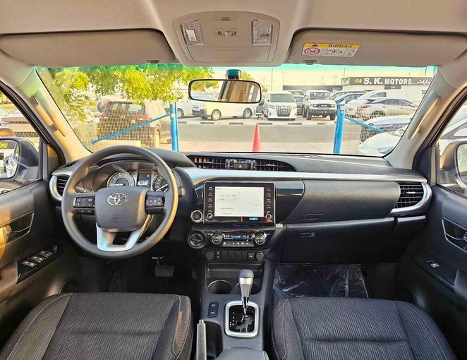 Новый Toyota Hilux VIII Рестайлинг, 2.4 л, 2025 в Дубае от SK Motors Белый цвет. GCC | AUTO.AE