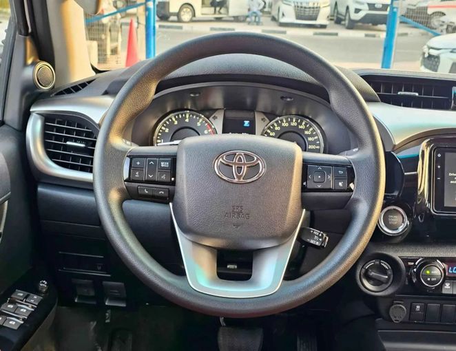 Новый Toyota Hilux VIII Рестайлинг, 2.7 л, 2024 в Дубае от SK Motors Белый цвет. Other | AUTO.AE