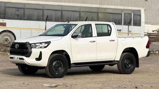 Новый Toyota Hilux VIII Рестайлинг 2, 2.8 л, 2024 в Дубае от Falcons GT Motors FZCO Белый цвет. Европейская | AUTO.AE