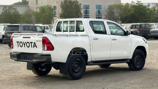 Новый Toyota Hilux VIII Рестайлинг 2, 2.8 л, 2024 в Дубае от Falcons GT Motors FZCO Белый цвет. Европейская | AUTO.AE