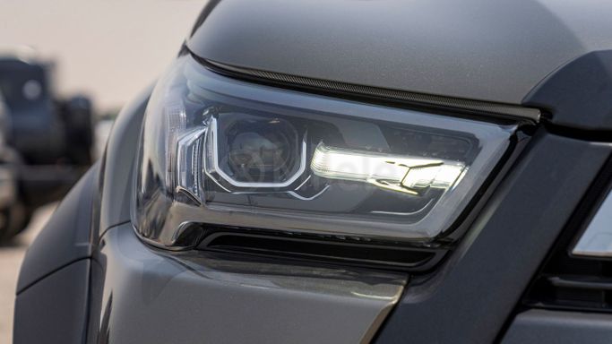 Новый Toyota Hilux VIII Рестайлинг, 2.8 л, 2024 в Дубае от Milele Бронзовый цвет. Other | AUTO.AE