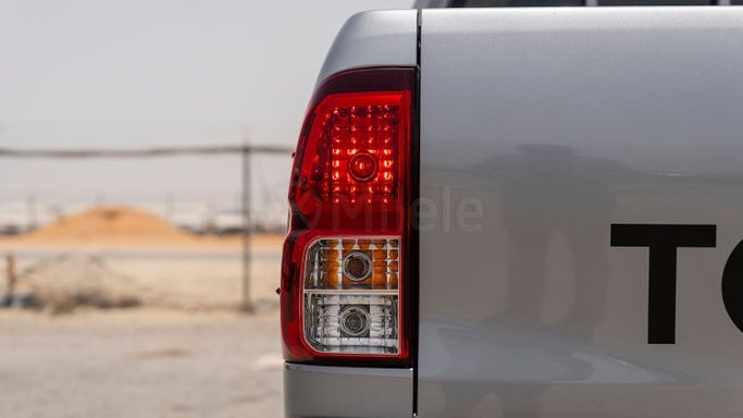 Новый Toyota Hilux VIII Рестайлинг 2, 2.8 л, 2025 в Дубае от Milele Серебристый цвет. Other | AUTO.AE