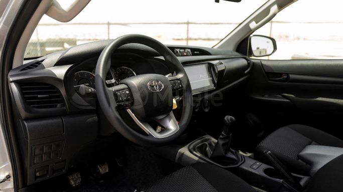 Новый Toyota Hilux VIII Рестайлинг 2, 2.8 л, 2025 в Дубае от Milele Серебристый цвет. Other | AUTO.AE