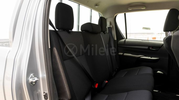 Новый Toyota Hilux VIII Рестайлинг 2, 2.8 л, 2025 в Дубае от Milele Серебристый цвет. Other | AUTO.AE