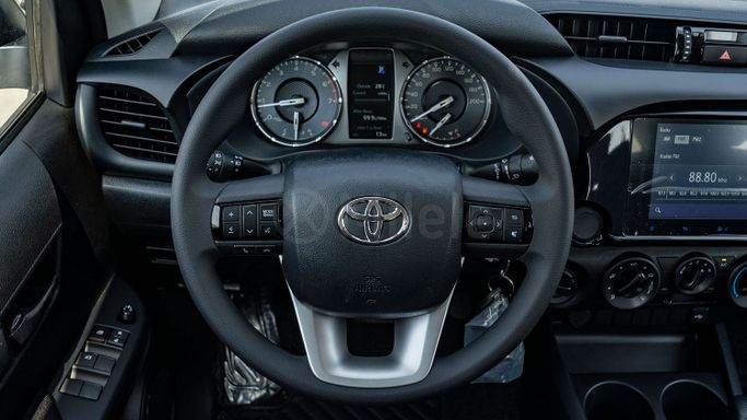 Новый Toyota Hilux VIII Рестайлинг 2, 2.7 л, 2025 в Дубае от Milele Белый цвет. Other | AUTO.AE