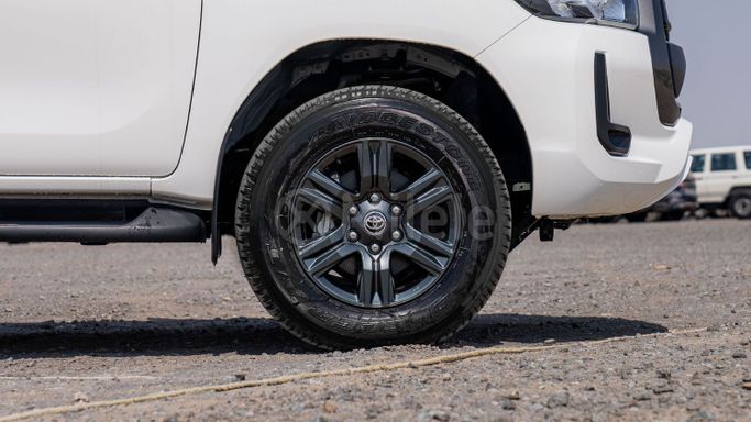 Новый Toyota Hilux VIII Рестайлинг 2, 2.7 л, 2025 в Дубае от Milele Белый цвет. Other | AUTO.AE