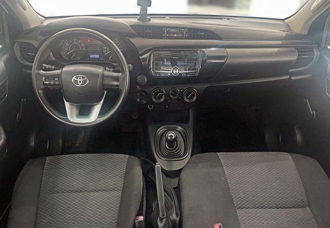 Подержанный Toyota Hilux VIII, 2.7 л, 2018 в Дубае от Gulf Motors Белый цвет. GCC | AUTO.AE