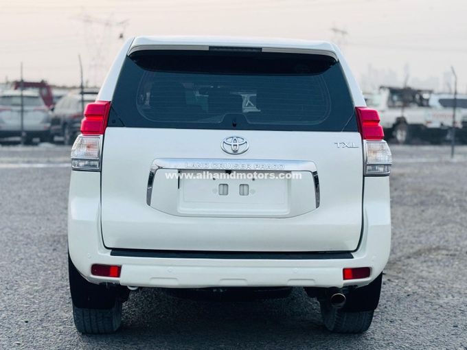 Подержанный Toyota Land Cruiser Prado 150 Series Рестайлинг 1, 2.7 л, 2013 в Дубае от Alhamd Motors Белый цвет. GCC | AUTO.AE