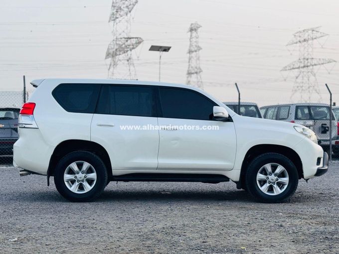 Подержанный Toyota Land Cruiser Prado 150 Series Рестайлинг 1, 2.7 л, 2013 в Дубае от Alhamd Motors Белый цвет. GCC | AUTO.AE