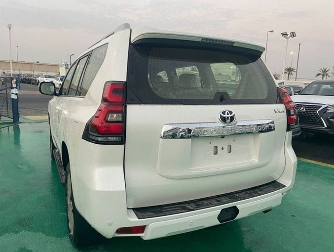 Новый Toyota Land Cruiser Prado 150 Series Рестайлинг 3, 4.0 л, 2023 в Дубае от Mohamed Hakim Motors Белый цвет. Other | AUTO.AE