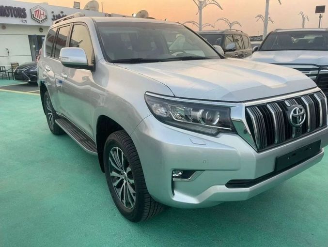 Новый Toyota Land Cruiser Prado 150 Series Рестайлинг 3, 2.8 л, 2023 в Дубае от Mohamed Hakim Motors Серебристый цвет. GCC | AUTO.AE