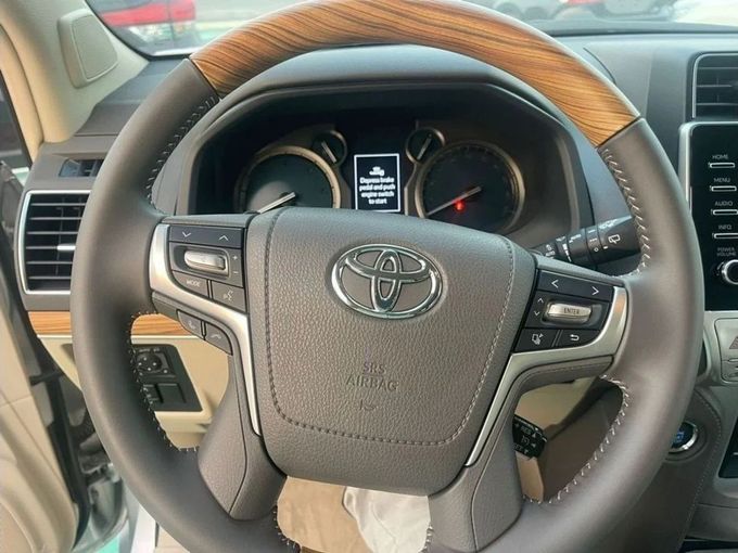 Новый Toyota Land Cruiser Prado 150 Series Рестайлинг 3, 2.8 л, 2023 в Дубае от Mohamed Hakim Motors Серебристый цвет. GCC | AUTO.AE