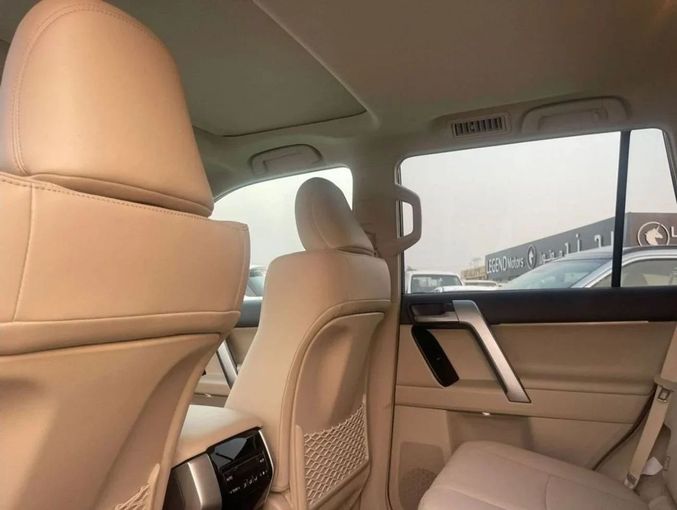 Новый Toyota Land Cruiser Prado 150 Series Рестайлинг 3, 2.8 л, 2023 в Дубае от Mohamed Hakim Motors Серебристый цвет. GCC | AUTO.AE
