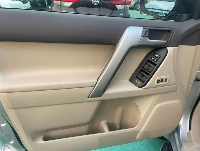 Новый Toyota Land Cruiser Prado 150 Series Рестайлинг 3, 2.8 л, 2023 в Дубае от Mohamed Hakim Motors Серебристый цвет. GCC | AUTO.AE