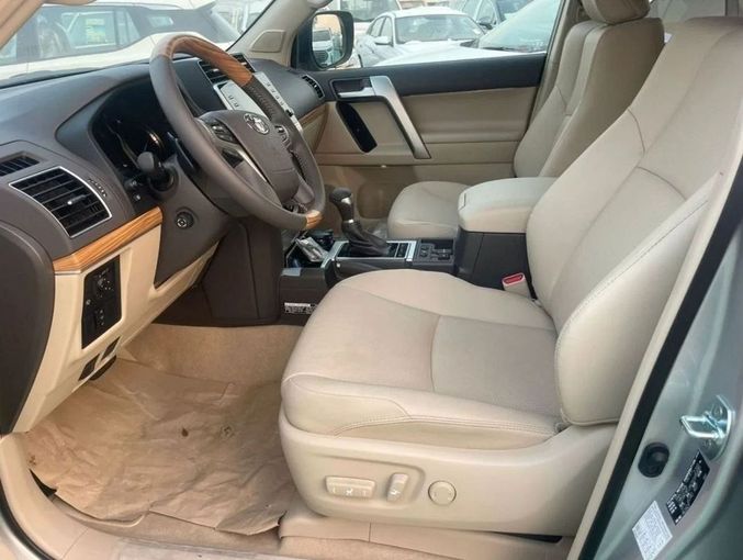Новый Toyota Land Cruiser Prado 150 Series Рестайлинг 3, 2.8 л, 2023 в Дубае от Mohamed Hakim Motors Серебристый цвет. GCC | AUTO.AE