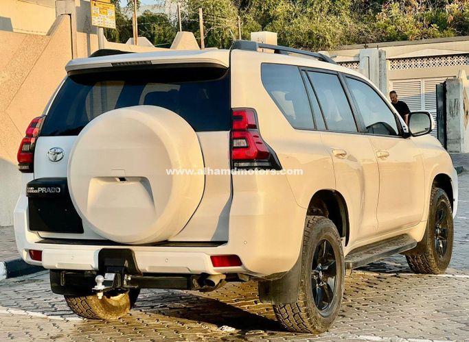 Подержанный Toyota Land Cruiser Prado 150 Series Рестайлинг 2, 2.8 л, 2018 в Дубае от Alhamd Motors Белый цвет. Other | AUTO.AE