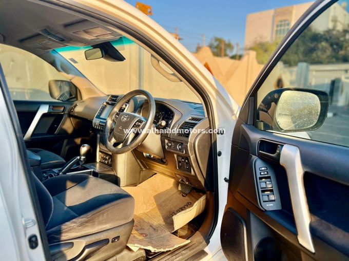 Подержанный Toyota Land Cruiser Prado 150 Series Рестайлинг 2, 2.8 л, 2018 в Дубае от Alhamd Motors Белый цвет. Other | AUTO.AE