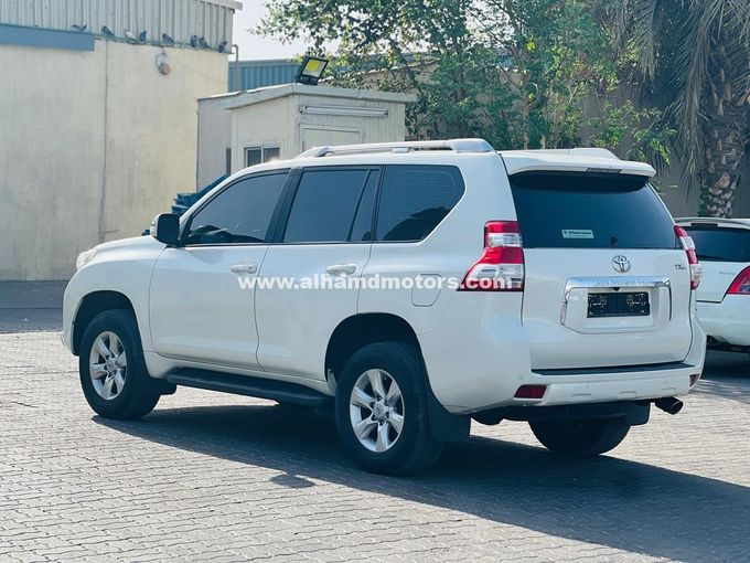 Подержанный Toyota Land Cruiser Prado 150 Series Рестайлинг 1, 2.7 л, 2013 в Дубае от Alhamd Motors Белый цвет. GCC | AUTO.AE