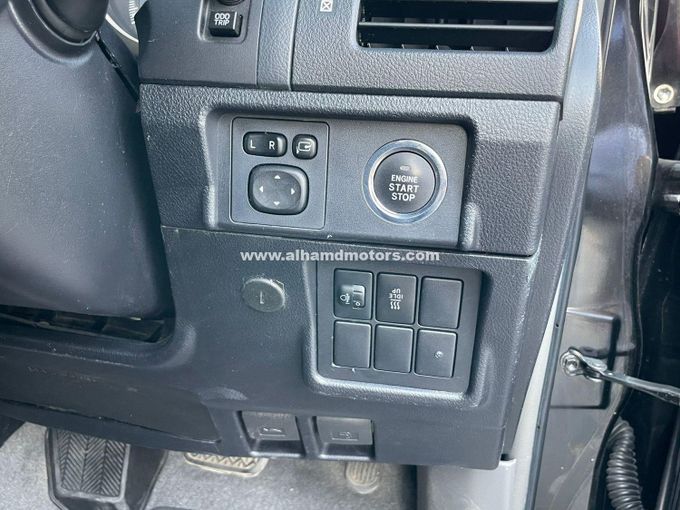 Подержанный Toyota Land Cruiser Prado 150 Series Рестайлинг 1, 3.0 л, 2015 в Дубае от Alhamd Motors Черный цвет. Other | AUTO.AE