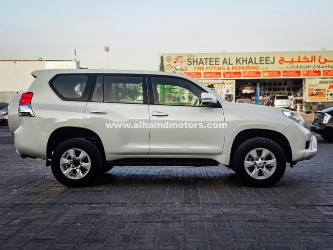 Подержанный Toyota Land Cruiser Prado 150 Series, 2.7 л, 2011 в Дубае от Alhamd Motors Белый цвет. GCC | AUTO.AE