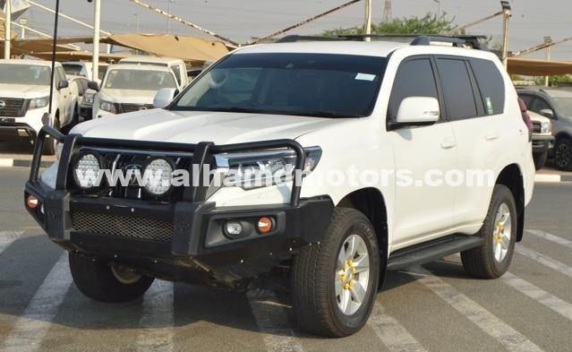 Подержанный Toyota Land Cruiser Prado 150 Series Рестайлинг 3, 2.8 л, 2023 в Дубае от Alhamd Motors Белый цвет. Other | AUTO.AE