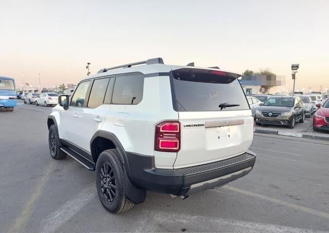 Подержанный Toyota Land Cruiser Prado 250 Series, 2.7 л, 2024 в Дубае от Alhamd Motors Белый цвет. Other | AUTO.AE