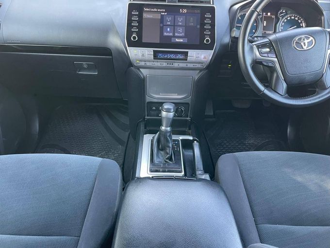 Подержанный Toyota Land Cruiser Prado 150 Series Рестайлинг 3, 2.8 л, 2021 в Дубае от Alhamd Motors Белый цвет. Other | AUTO.AE