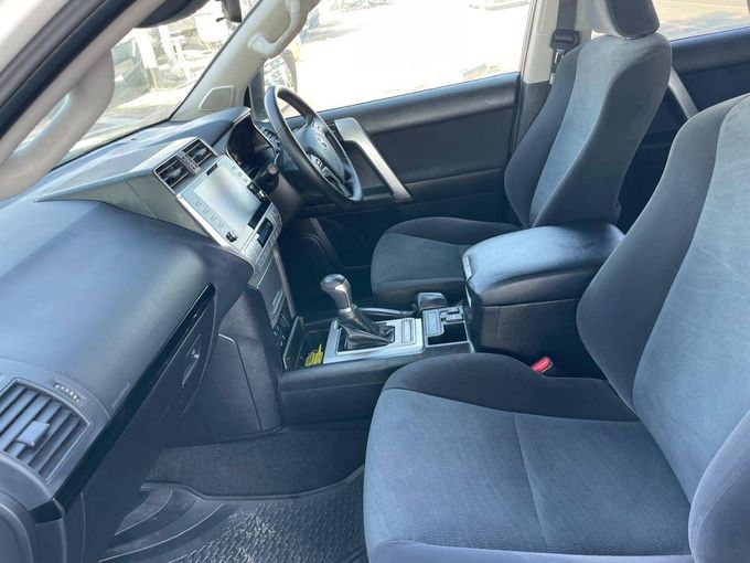 Подержанный Toyota Land Cruiser Prado 150 Series Рестайлинг 3, 2.8 л, 2021 в Дубае от Alhamd Motors Белый цвет. Other | AUTO.AE