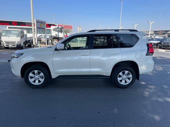 Подержанный Toyota Land Cruiser Prado 150 Series Рестайлинг 3, 2.8 л, 2021 в Дубае от Alhamd Motors Белый цвет. Other | AUTO.AE