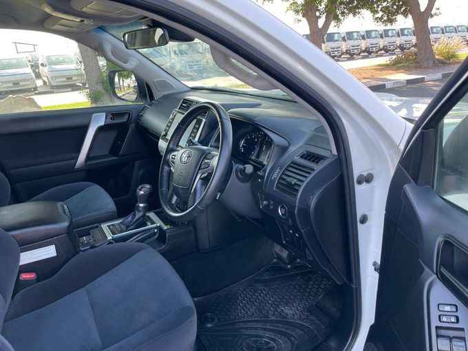 Подержанный Toyota Land Cruiser Prado 150 Series Рестайлинг 3, 2.8 л, 2021 в Дубае от Alhamd Motors Белый цвет. Other | AUTO.AE