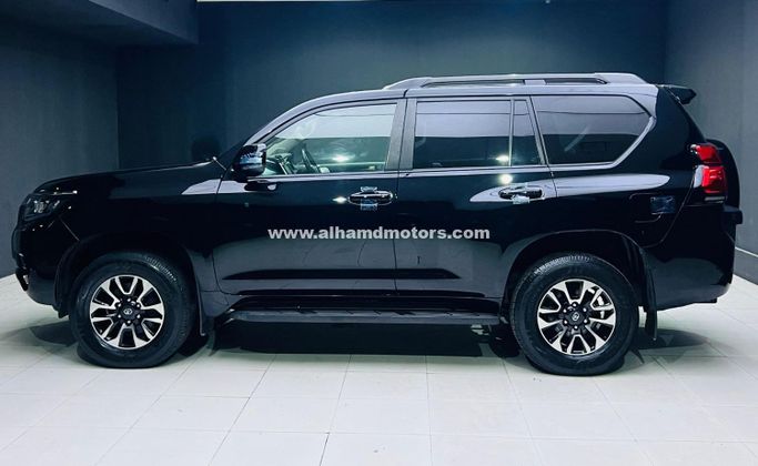 Подержанный Toyota Land Cruiser Prado 150 Series Рестайлинг 2, 2.8 л, 2019 в Дубае от Alhamd Motors Черный цвет. Other | AUTO.AE