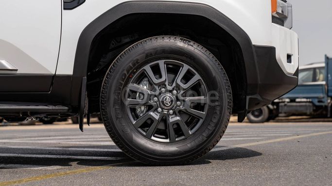 جديدة Toyota Land Cruiser Prado 250 Series, 2.4 l, 2024 في في دبي من Milele، اللون أبيض. أخرى | AUTO.AE