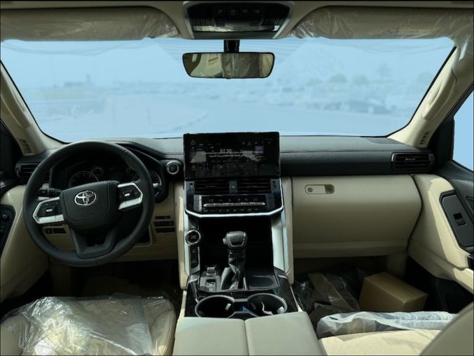 Подержанный Toyota Land Cruiser 300 Series, 4.0 л, 2024 в Дубае Белый цвет. GCC | AUTO.AE