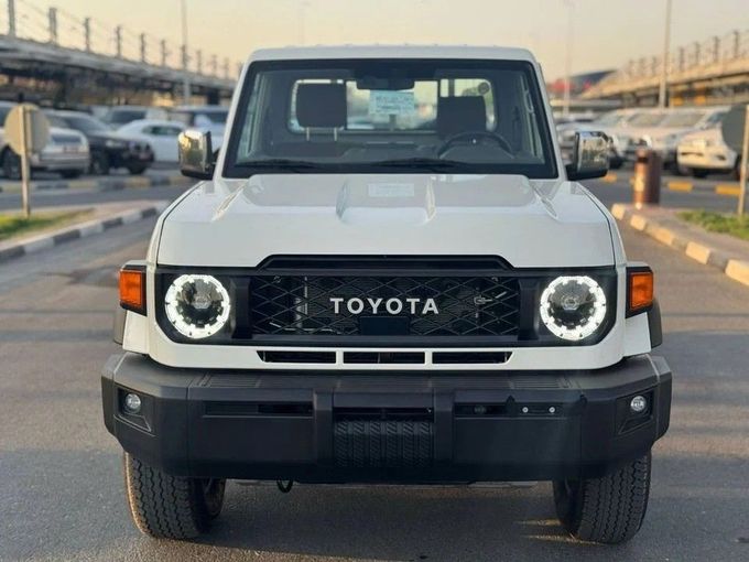 Новый Toyota Land Cruiser 70 Series Рестайлинг 2, 2.8 л, 2025 в Дубае от Royal Motors Белый цвет. GCC | AUTO.AE