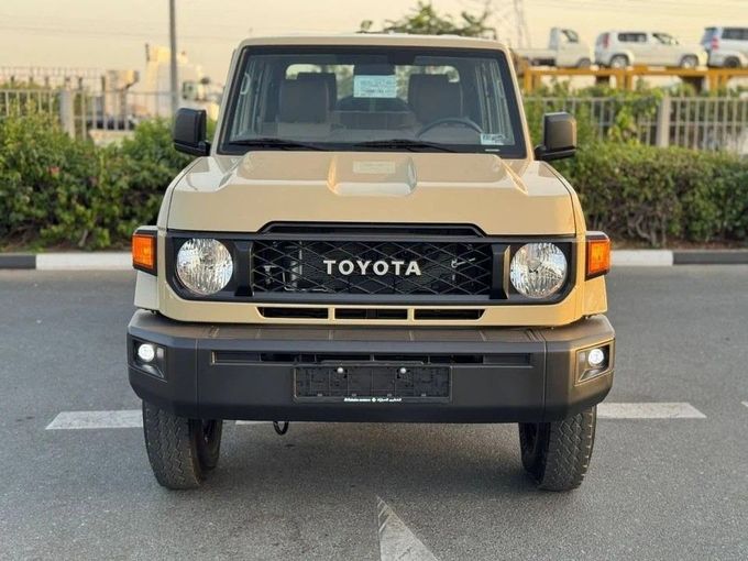 Новый Toyota Land Cruiser 70 Series Рестайлинг 2, 2.8 л, 2025 в Дубае от Royal Motors Бежевый цвет. GCC | AUTO.AE