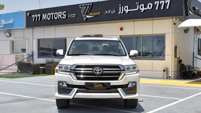 Подержанный Toyota Land Cruiser 200 Series Рестайлинг 2, 5.7 л, 2020 в Дубае от 777 CARS Белый цвет. GCC | AUTO.AE