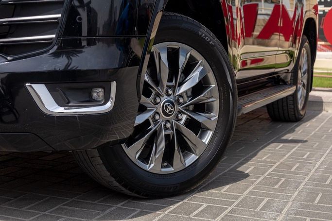 Подержанный Toyota Land Cruiser 300 Series, 4.0 л, 2022 в Дубае от Linda Cars Черный цвет. GCC | AUTO.AE