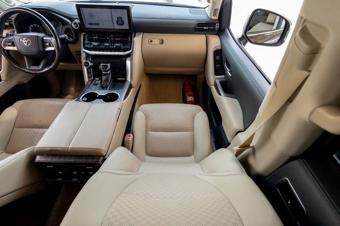 Подержанный Toyota Land Cruiser 300 Series, 4.0 л, 2022 в Дубае от Linda Cars Черный цвет. GCC | AUTO.AE