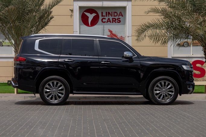 Подержанный Toyota Land Cruiser 300 Series, 4.0 л, 2022 в Дубае от Linda Cars Черный цвет. GCC | AUTO.AE
