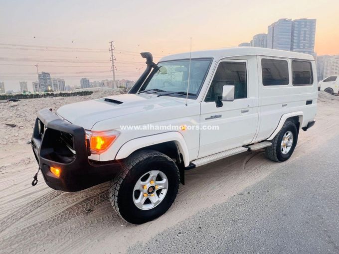 Подержанный Toyota Land Cruiser 70 Series Рестайлинг, 4.5 л, 2013 в Дубае от Alhamd Motors Белый цвет. Other | AUTO.AE