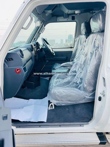 Подержанный Toyota Land Cruiser 70 Series Рестайлинг, 4.5 л, 2013 в Дубае от Alhamd Motors Белый цвет. Other | AUTO.AE