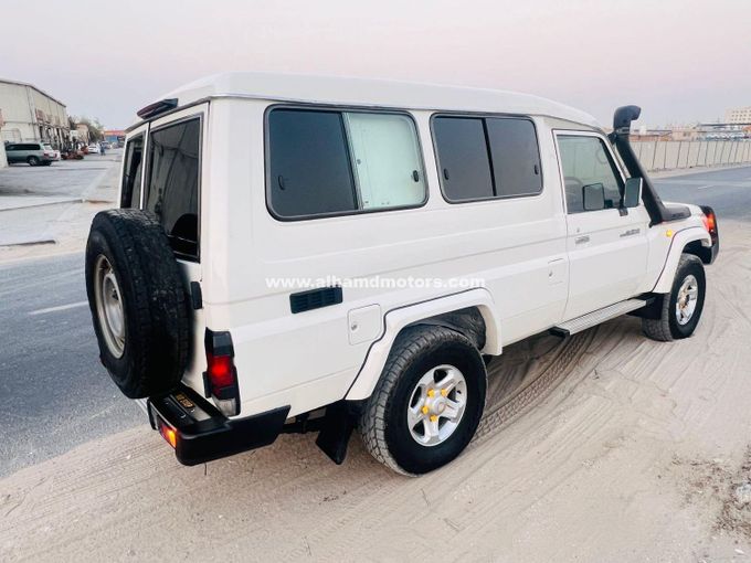Подержанный Toyota Land Cruiser 70 Series Рестайлинг, 4.5 л, 2013 в Дубае от Alhamd Motors Белый цвет. Other | AUTO.AE