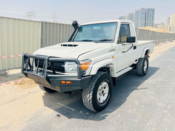 Подержанный Toyota Land Cruiser 70 Series Рестайлинг, 4.5 л, 2019 в Дубае от Alhamd Motors Белый цвет. Other | AUTO.AE