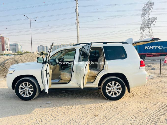 Used Toyota Land Cruiser 200 Series Facelift 2, 4.5 l, 2016 in Dubai by Alhamd Motors, White color. Other | AUTO.AE