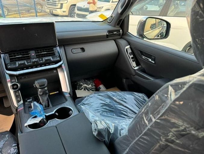 Новый Toyota Land Cruiser 300 Series, 3.4 л, 2023 в Дубае от Mohamed Hakim Motors Черный цвет. GCC | AUTO.AE
