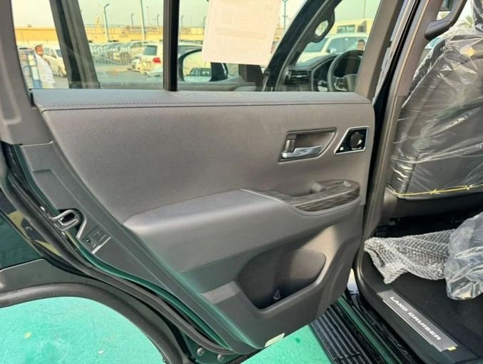 Новый Toyota Land Cruiser 300 Series, 3.4 л, 2023 в Дубае от Mohamed Hakim Motors Черный цвет. GCC | AUTO.AE