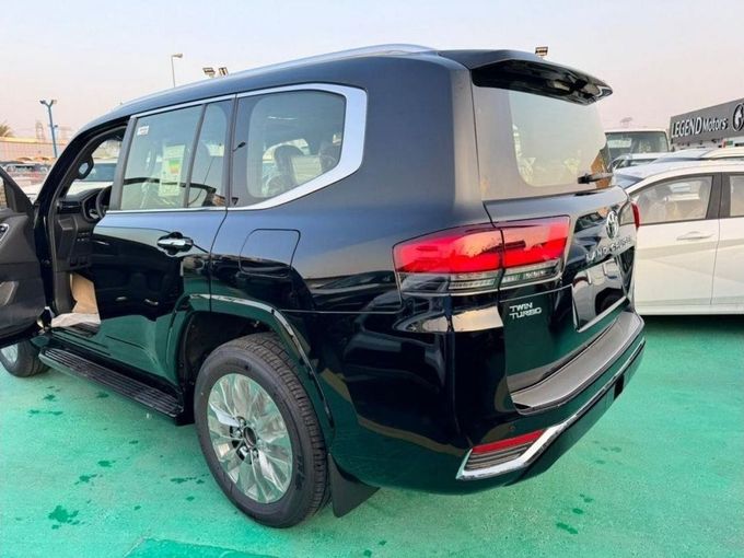 Новый Toyota Land Cruiser 300 Series, 3.4 л, 2023 в Дубае от Mohamed Hakim Motors Черный цвет. GCC | AUTO.AE