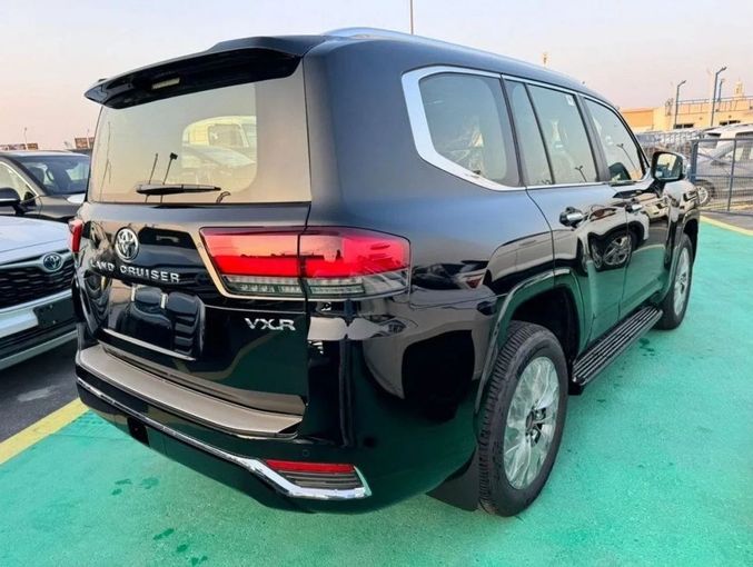 Новый Toyota Land Cruiser 300 Series, 3.4 л, 2023 в Дубае от Mohamed Hakim Motors Черный цвет. GCC | AUTO.AE