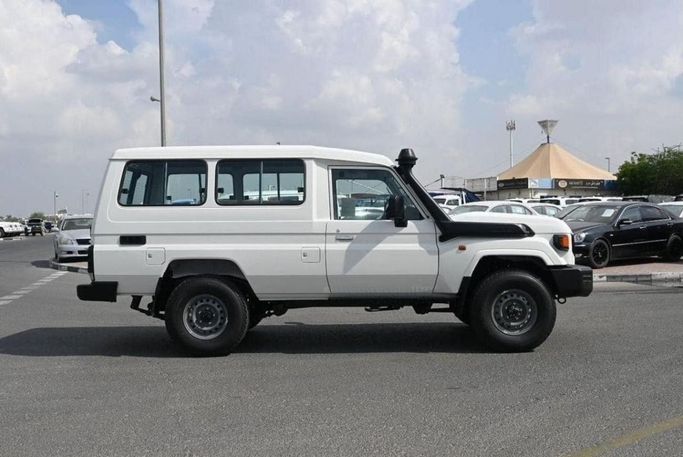 Новый Toyota Land Cruiser 70 Series Рестайлинг 2, 4.0 л, 2024 в Дубае от Mohamed Hakim Motors Белый цвет. GCC | AUTO.AE